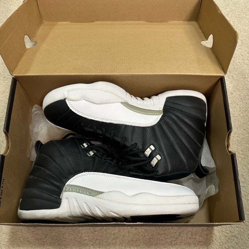 Jordan Men's Black and White Sneakers